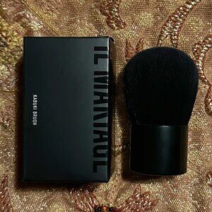 BRAND NEW IN BOX! IL MAKIAGE KABUKI BRUSH  RETAILS FOR $43!